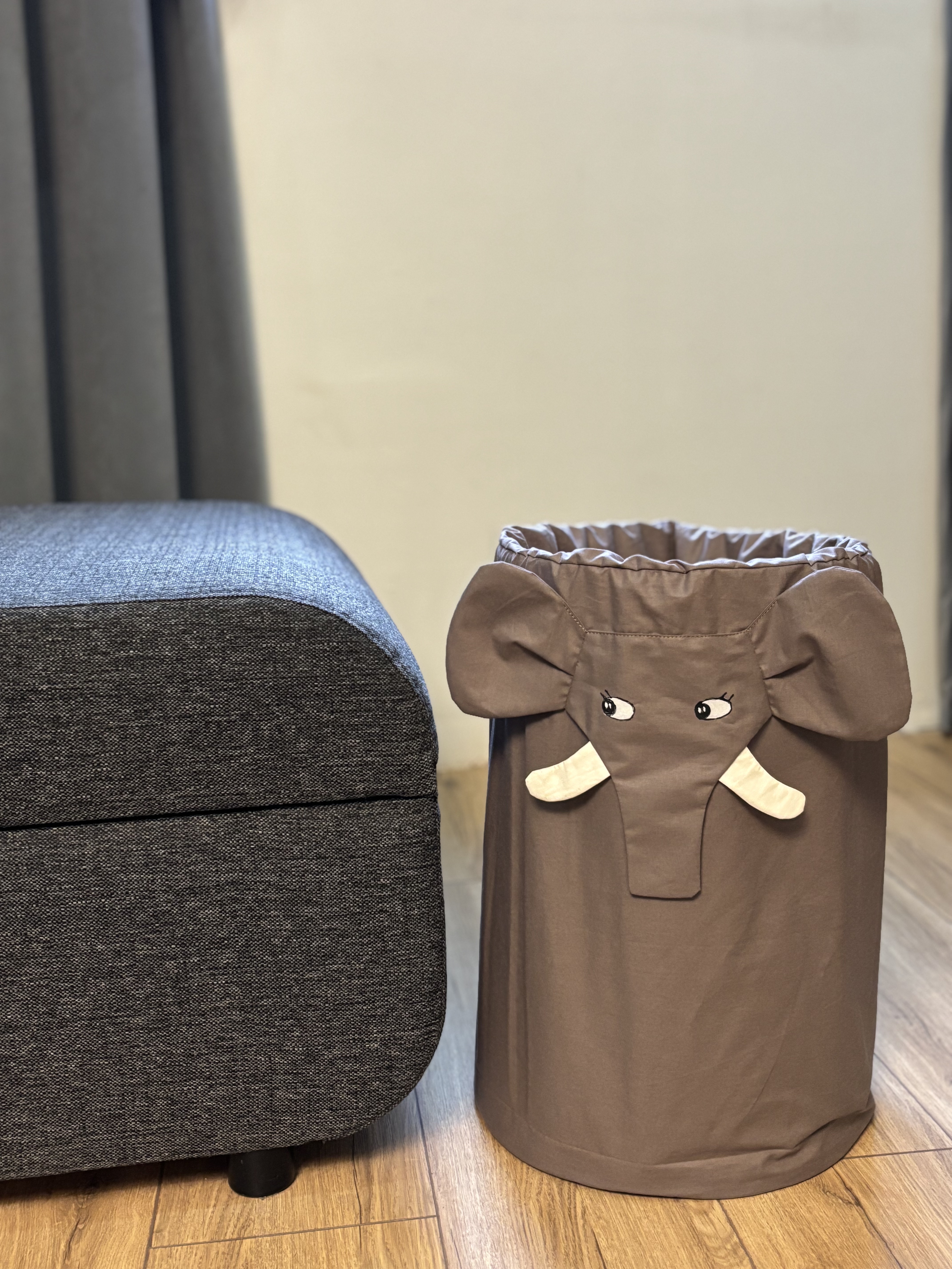 ყავისფერი კარავი ცხოველებიანი პრინტით, სათავსოსთან ერთად