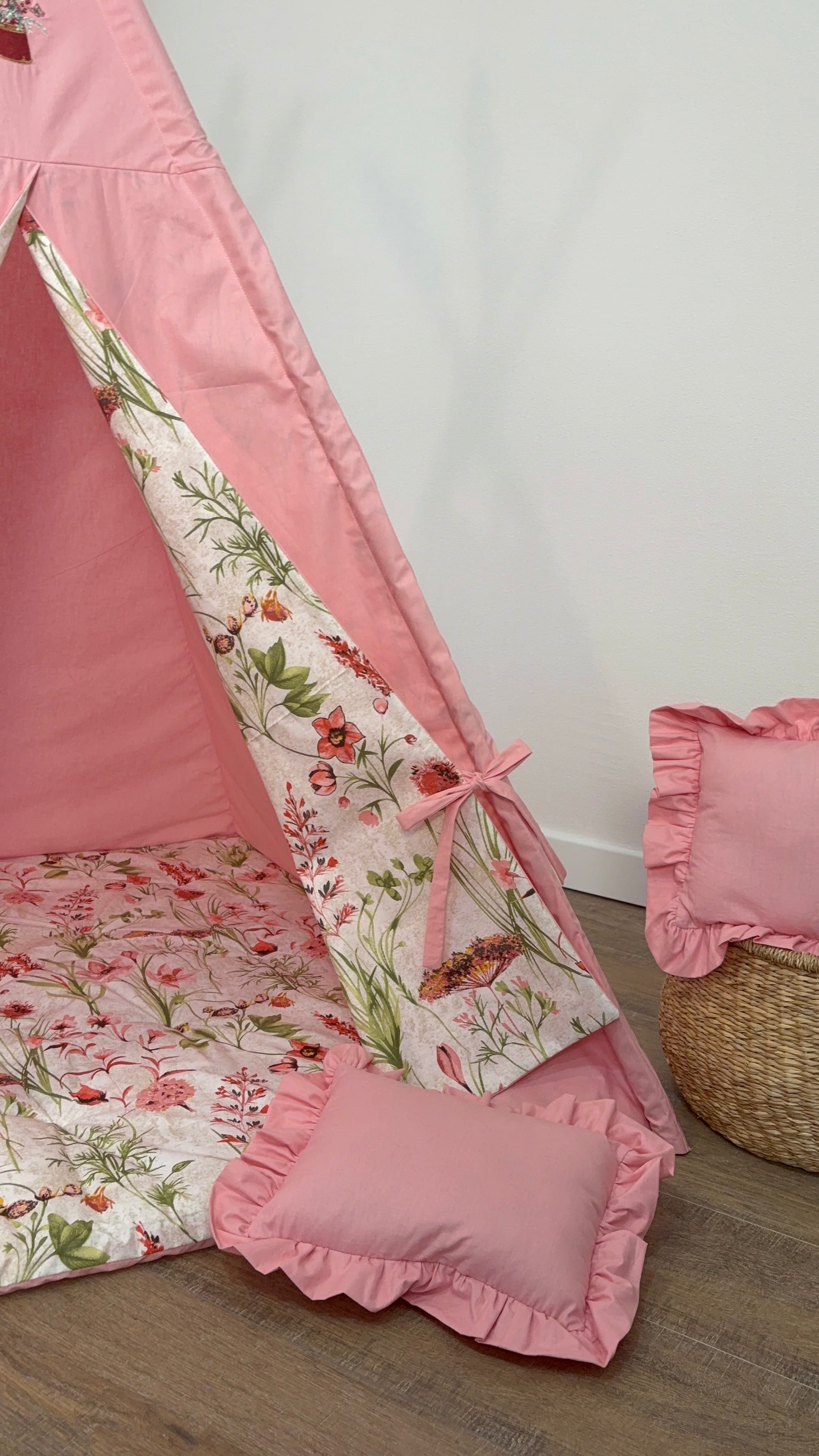 ვარდისფერი კარავი ყვავილებიანი პრინტით და წვეროზე ნაქარგით