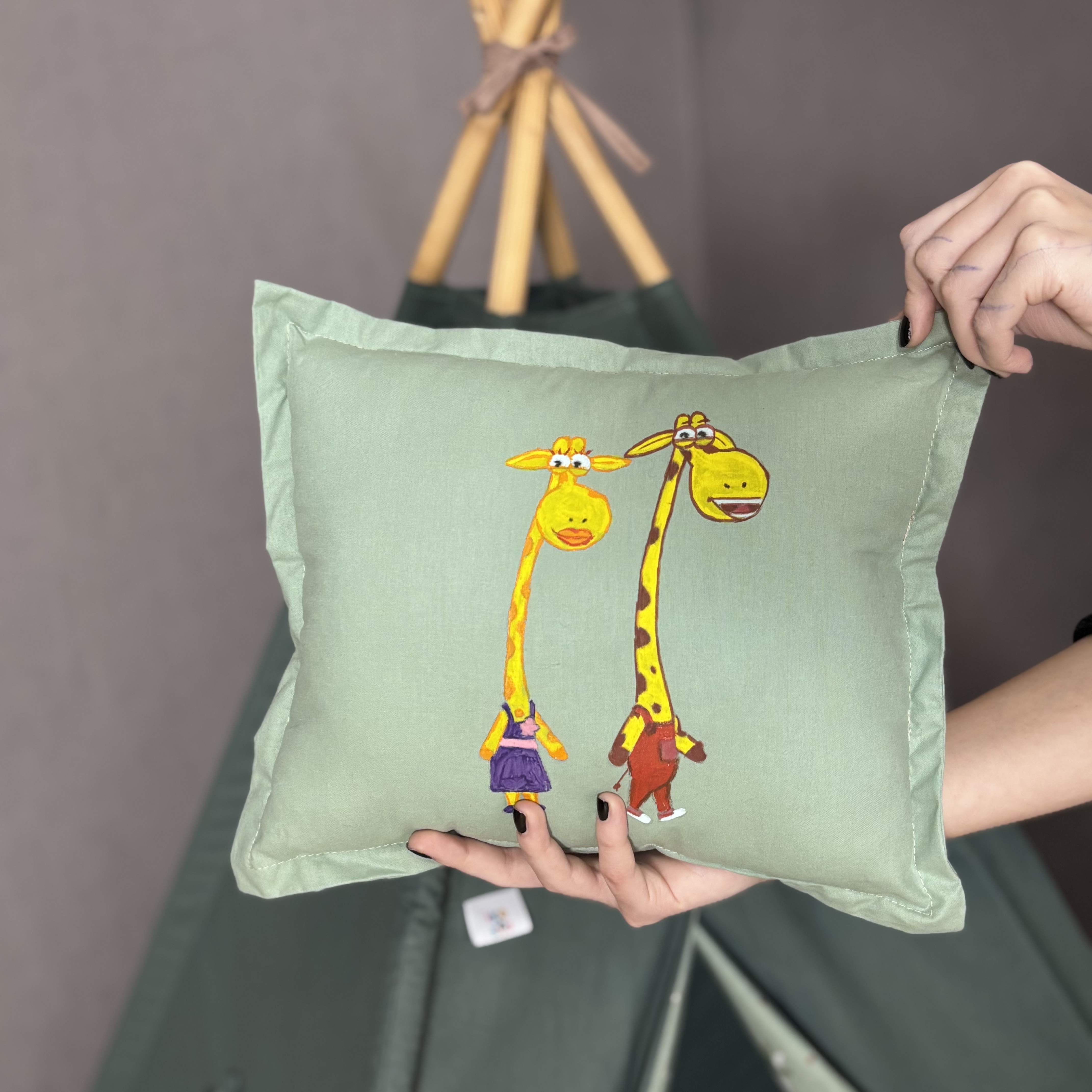 მწვანე კარავი ჟირაფებით და ფერადი დროშებით