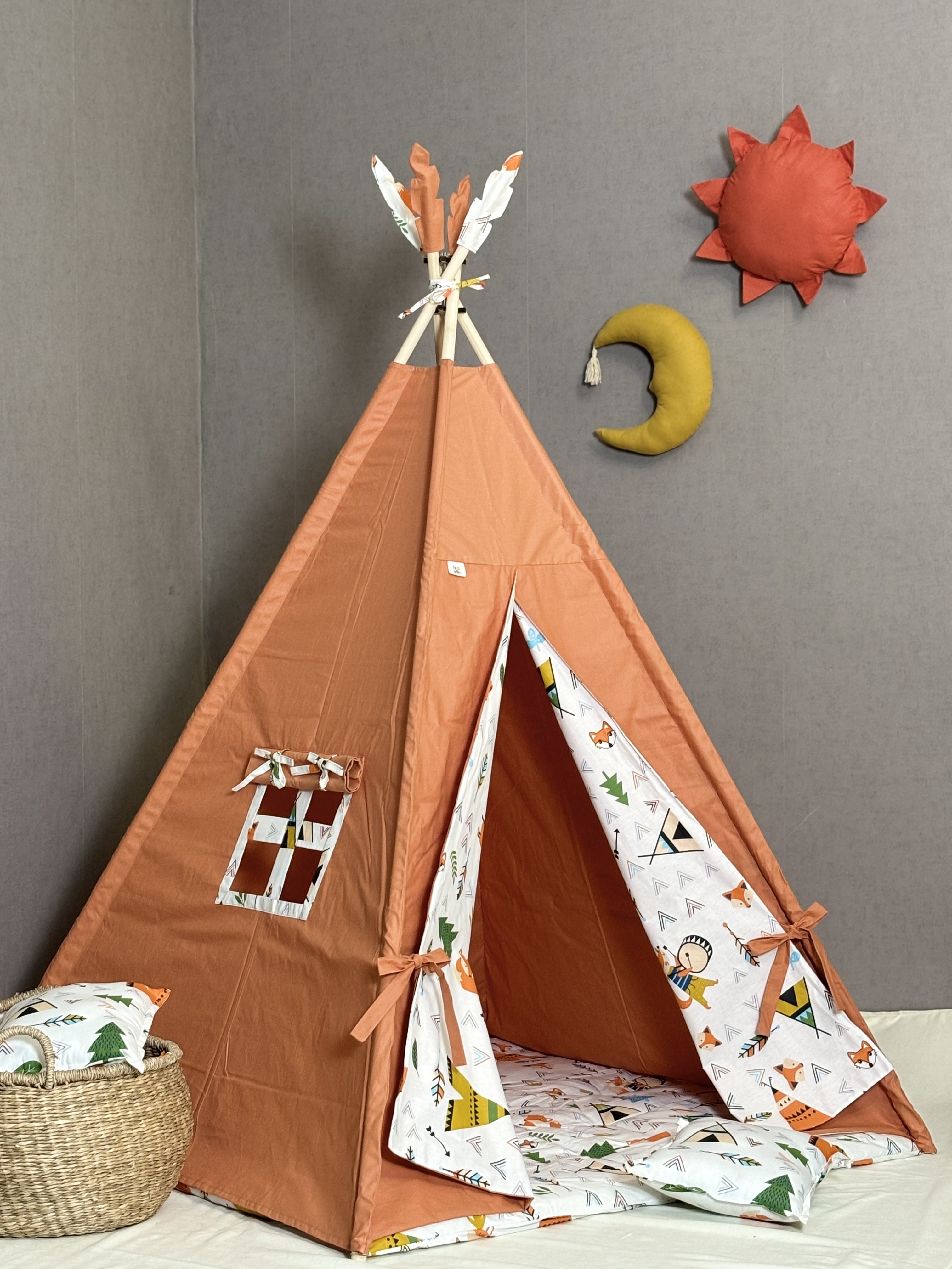 Brick tent with fox print and 2 pillows