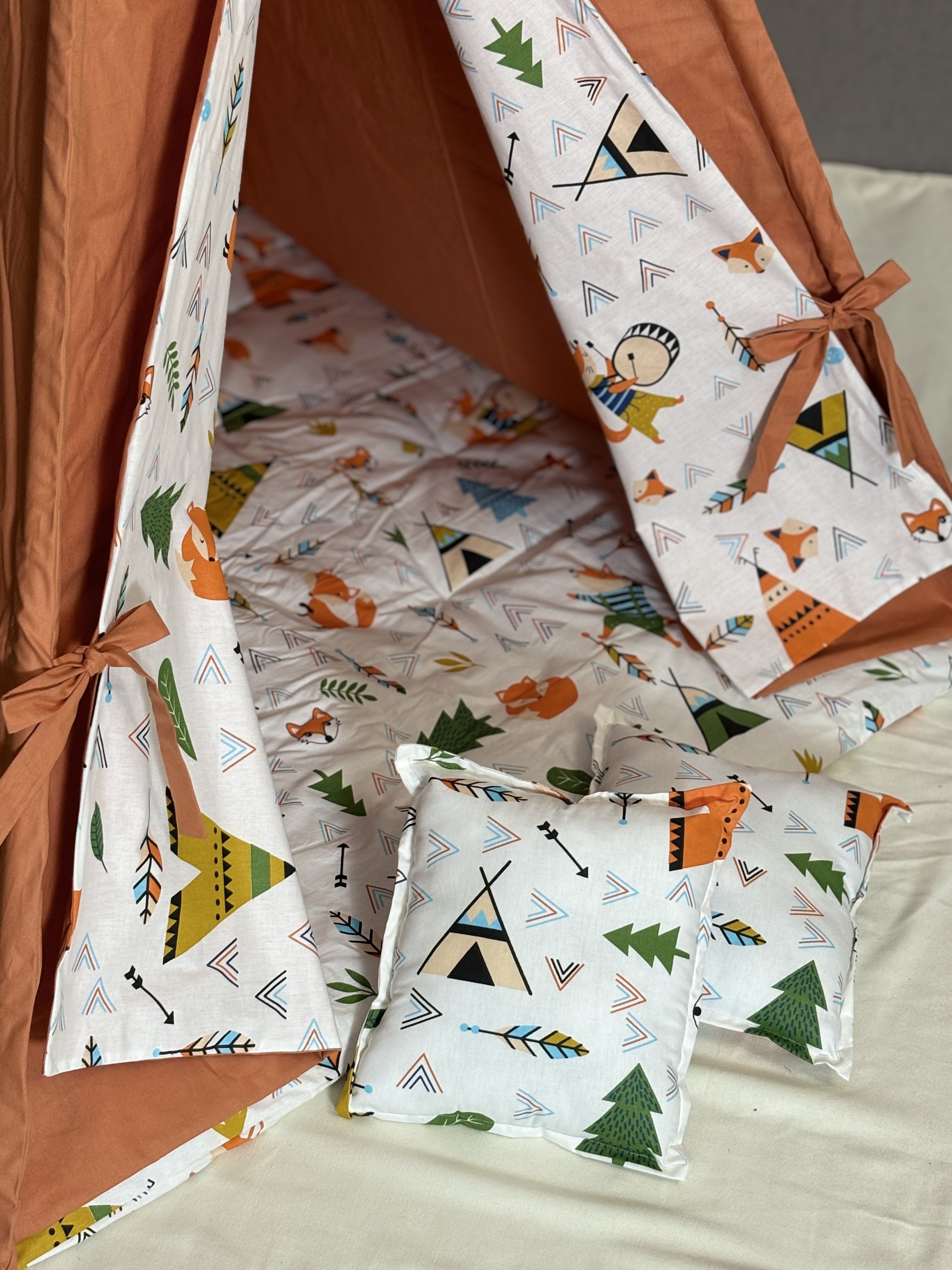 Brick tent with fox print and 2 pillows