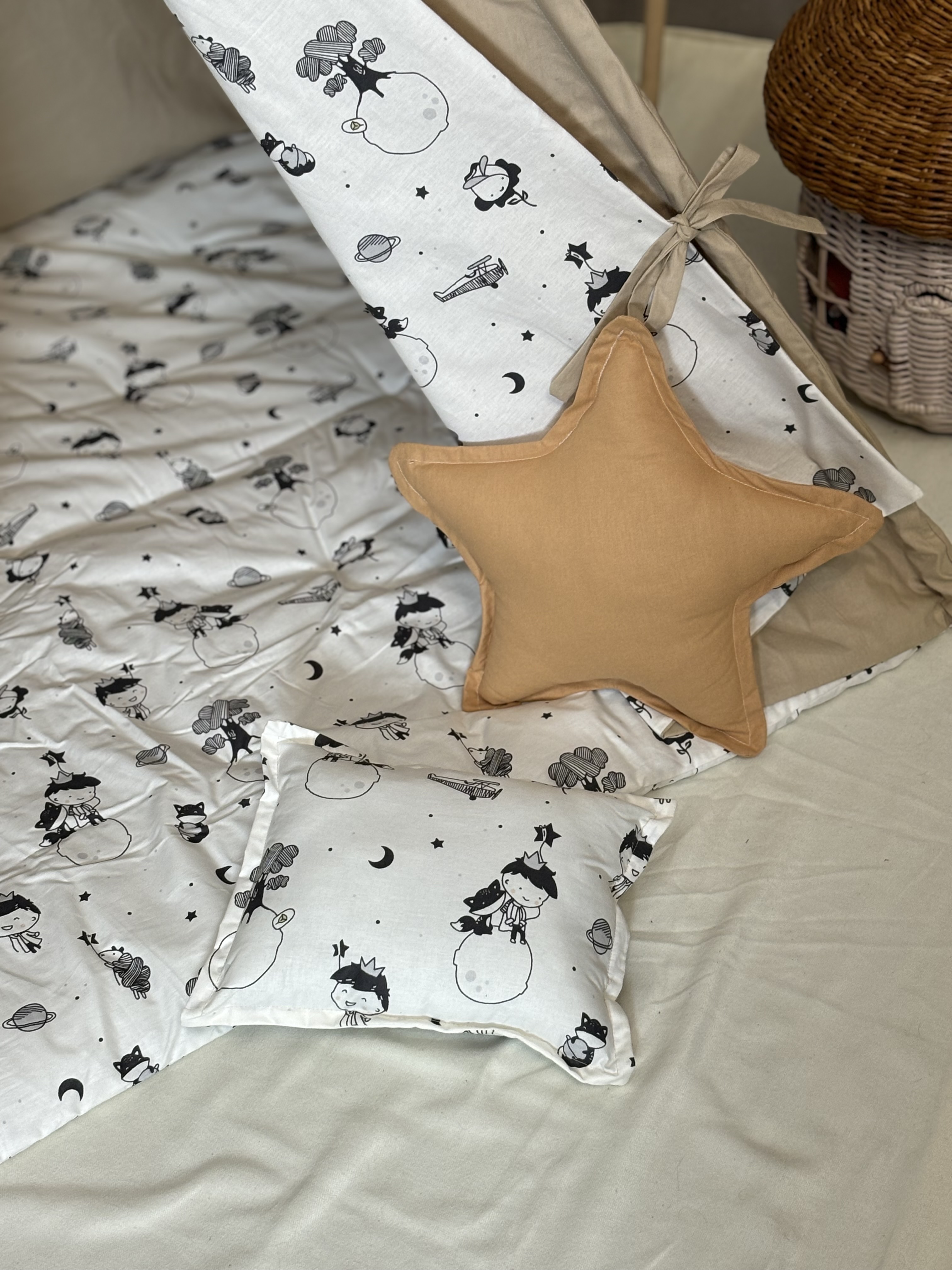 Beige tent with "Little Prince" print