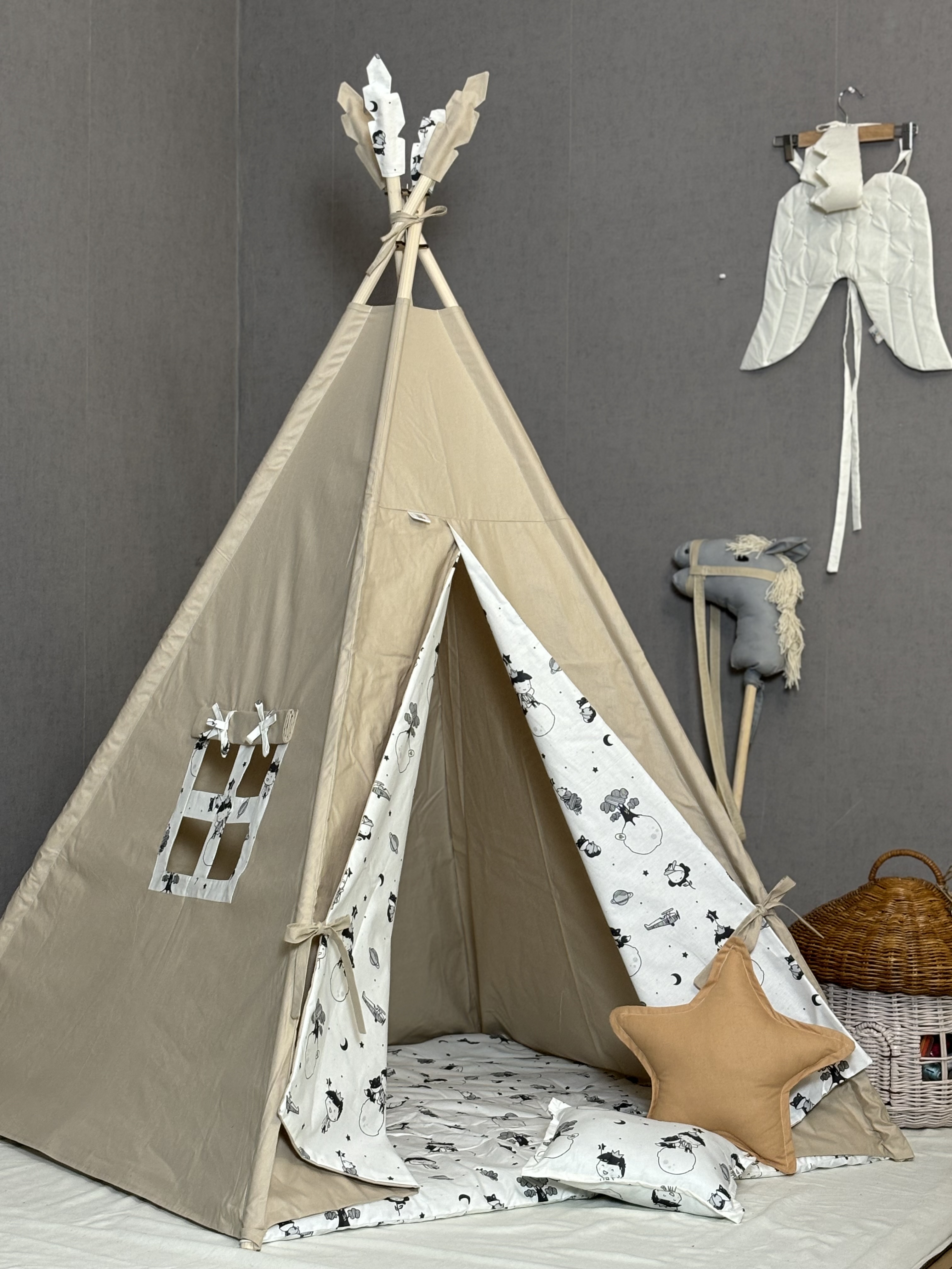 Beige tent with "Little Prince" print