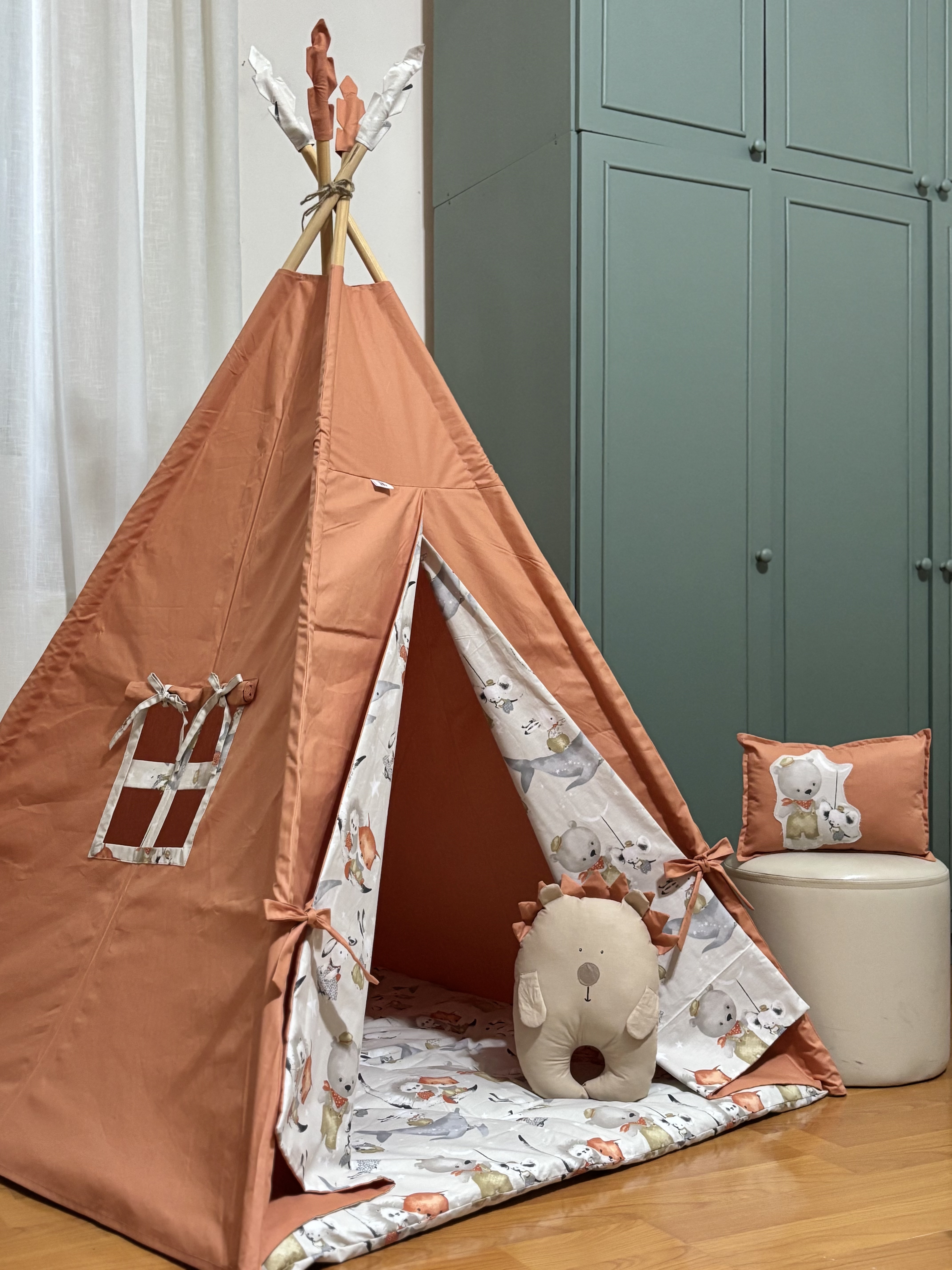 აგურისფერი კარავი ზღარბი და ოთხკუთხედი ბალიშებით