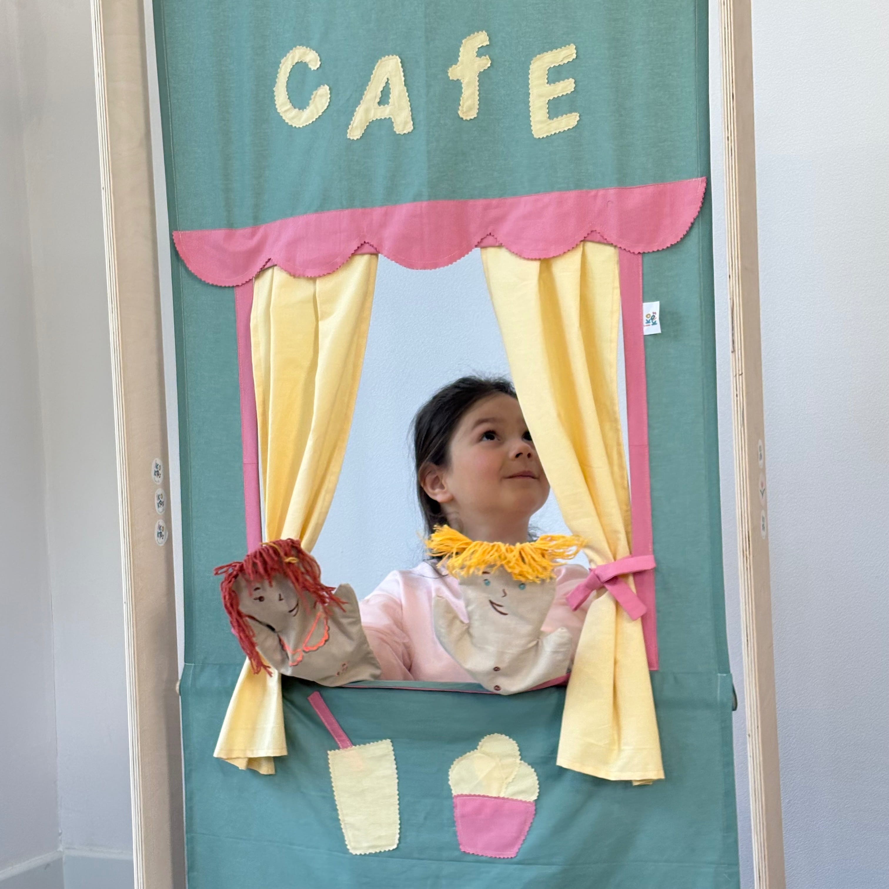 თეატრი - კაფე ყვითელი ფარდებით