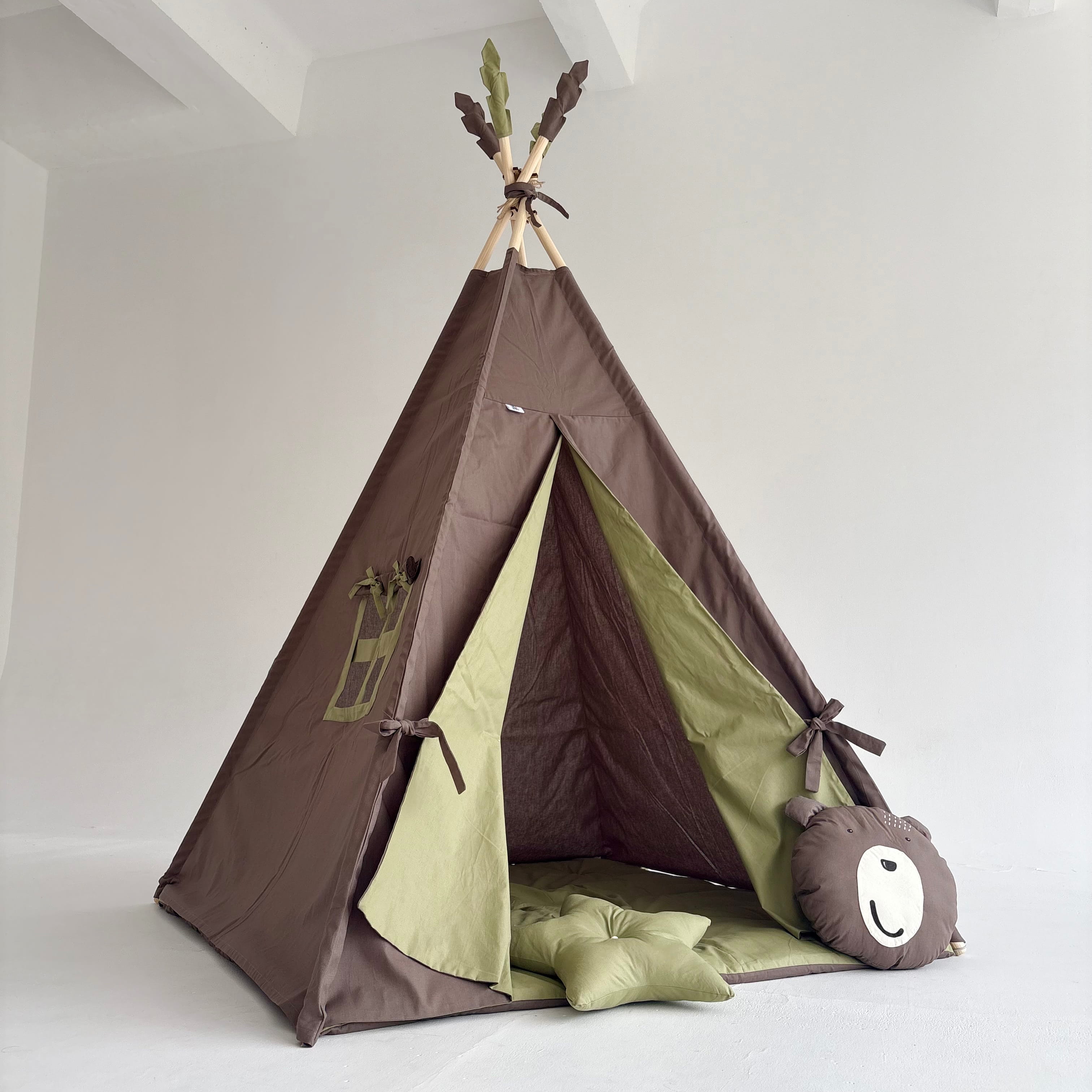 ყავისფერი კარავი ღია მწვანე  რბილი დასაფენით, დათუნია და ვარსკვლავი ბალიშებით