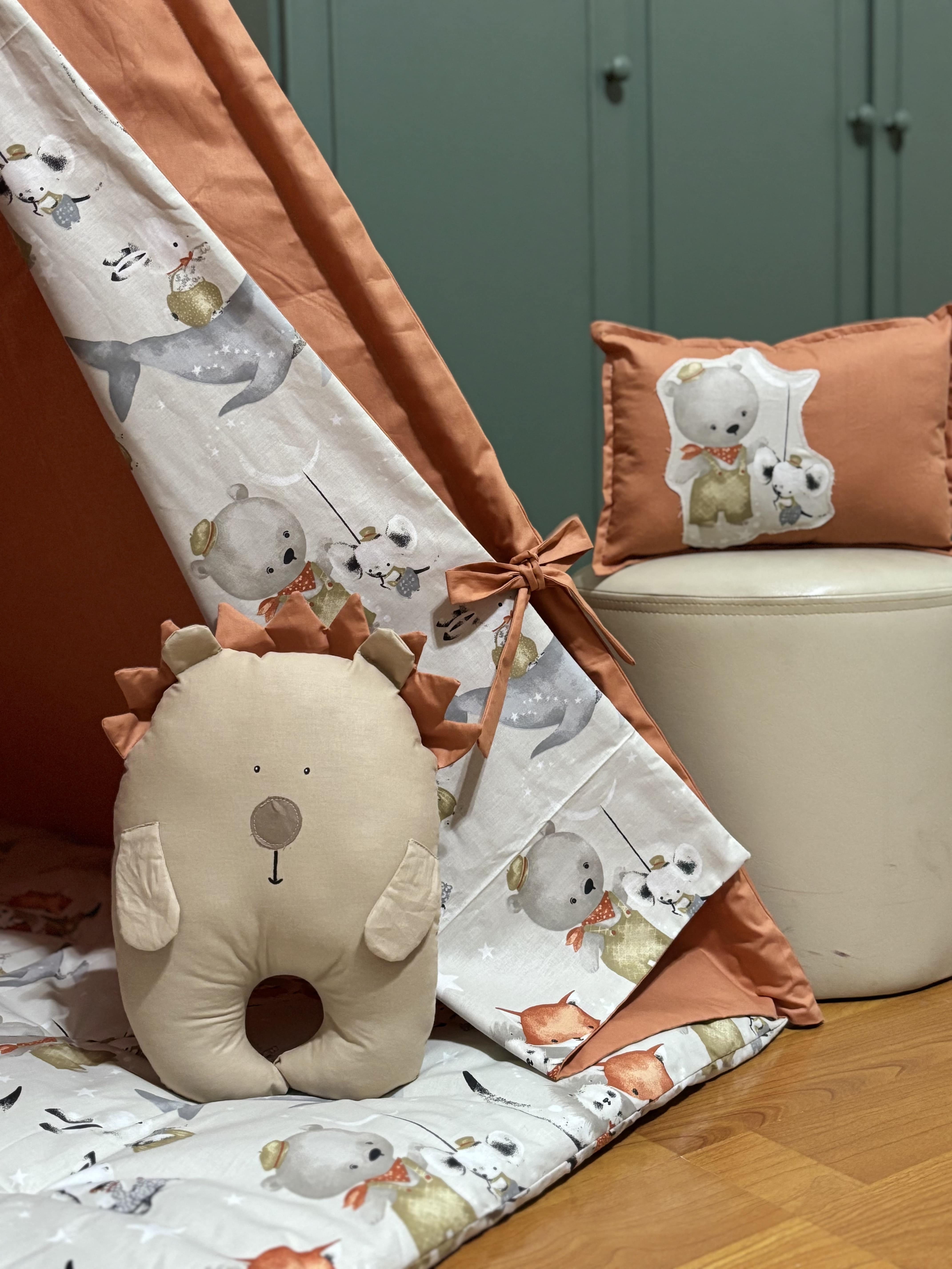 აგურისფერი კარავი ზღარბი და ოთხკუთხედი ბალიშებით