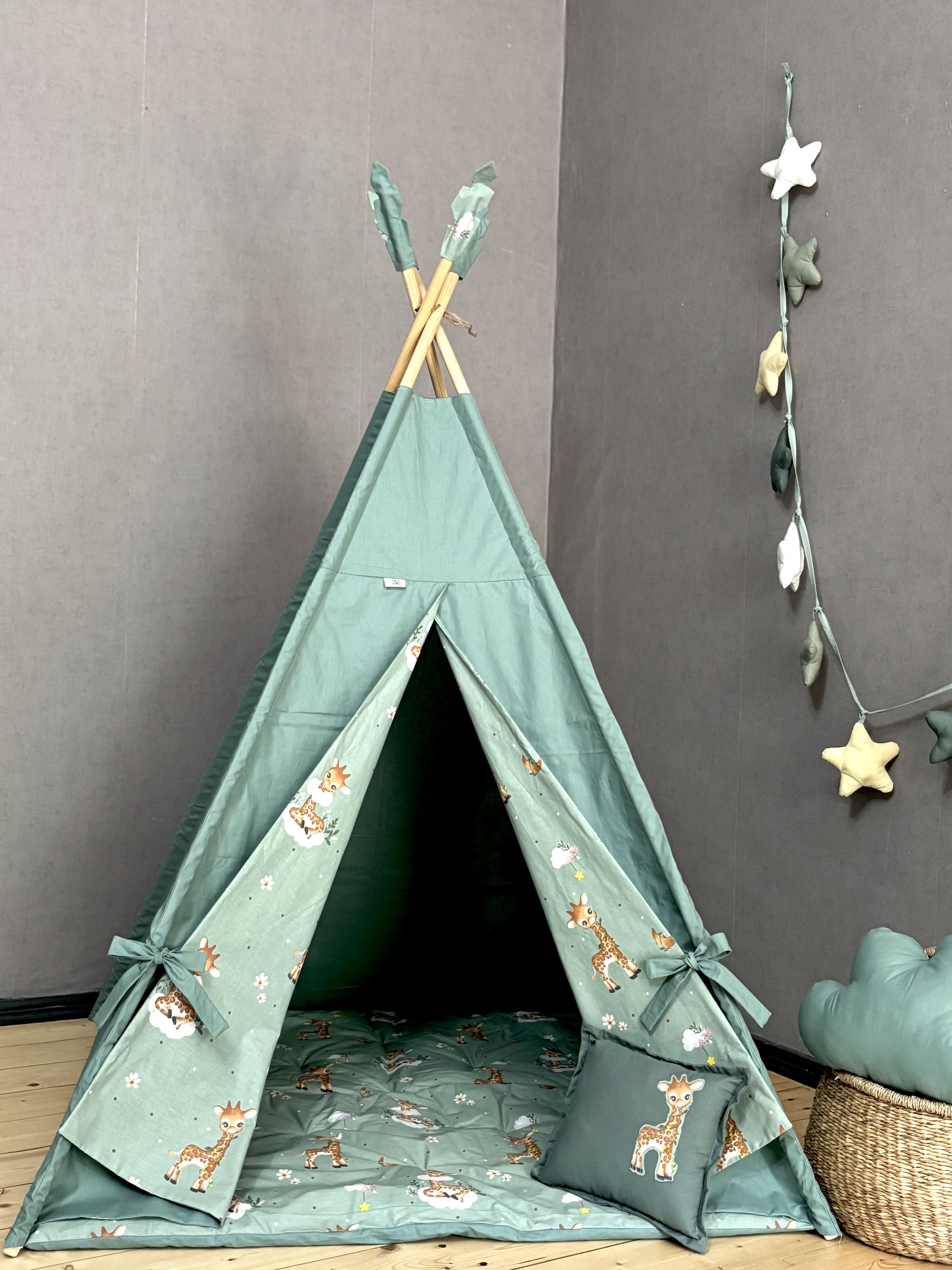 მწვანე კარავი ჟირაფებიანი პრინტით და 2 ბალიშით